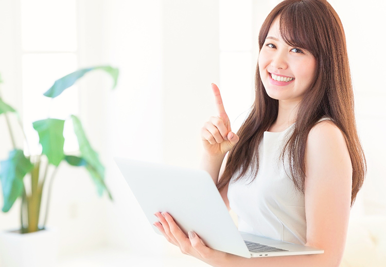 アリュール公式サイトに掲載されている在宅での仕事をイメージした写真